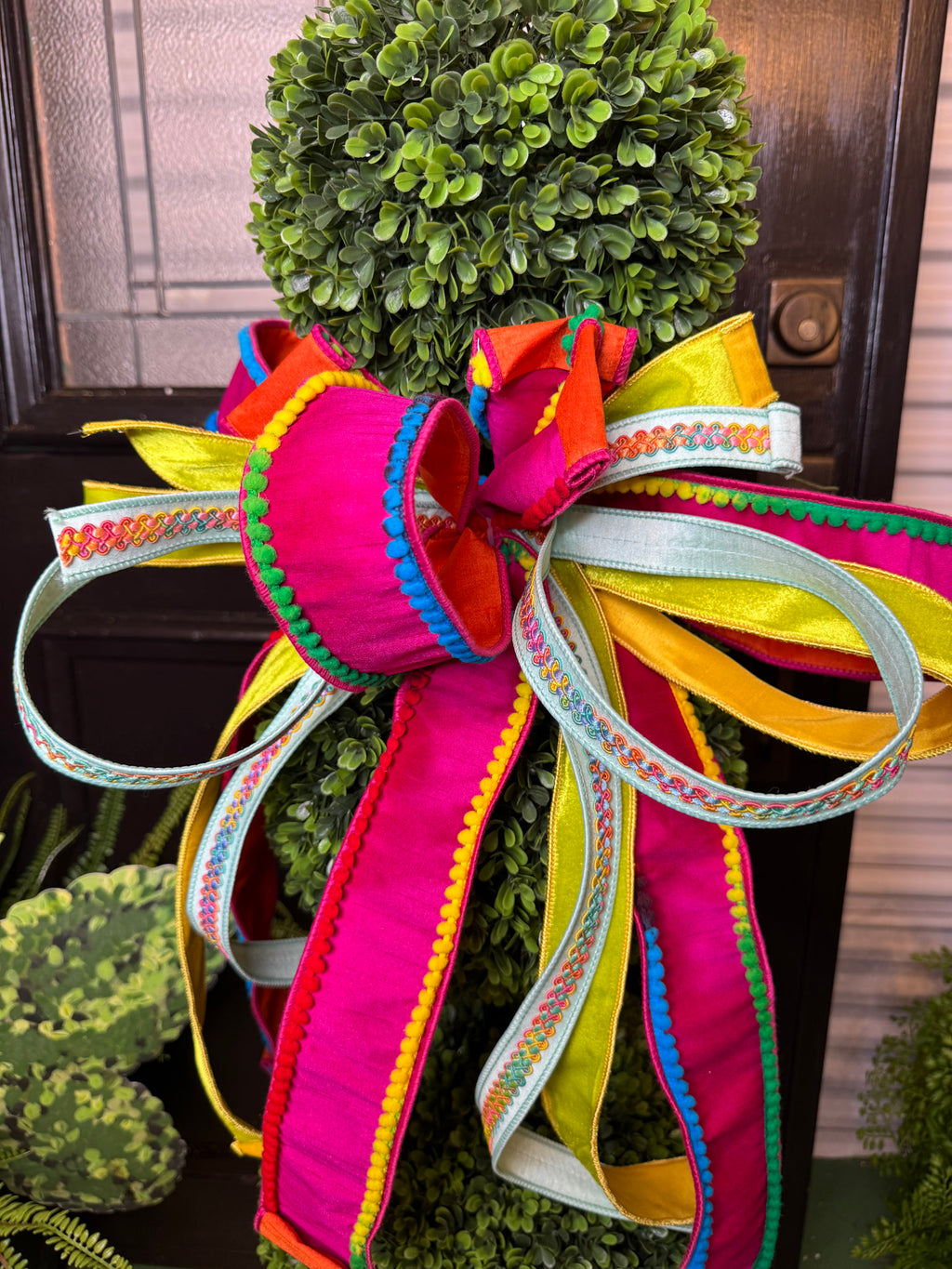 Hey Senorita!  Bow on 36" Topiary