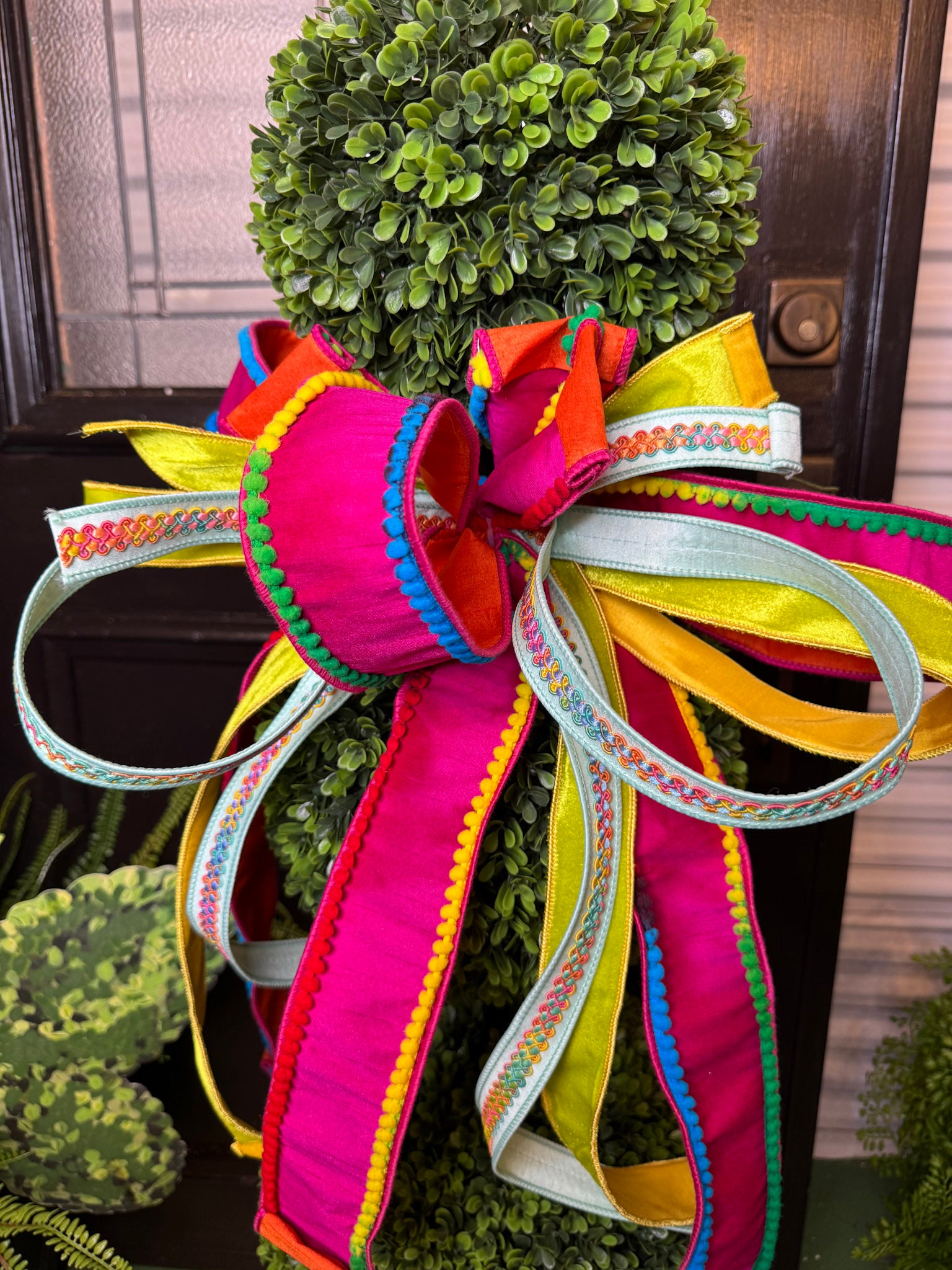 Hey Senorita!  Bow on 36" Topiary